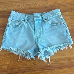 Levi’s light wash button up cut off mid low rise Jean shorts size 25